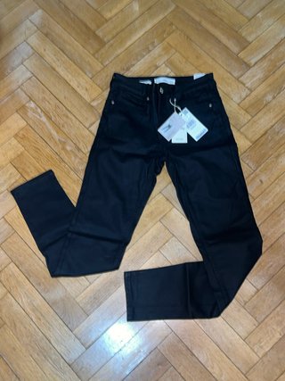 Pantalón efecto piel negro Mango