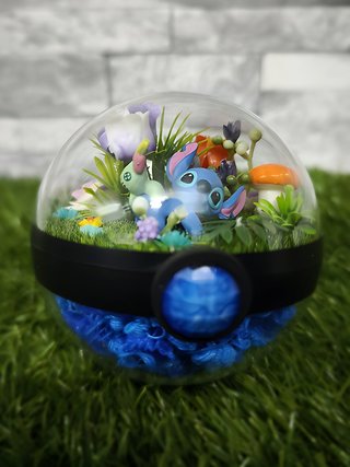 Pokeball terrario Stitch con flores · diorama 8 cm