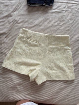 Shorts Zara de tweed color crema y amarillo claro