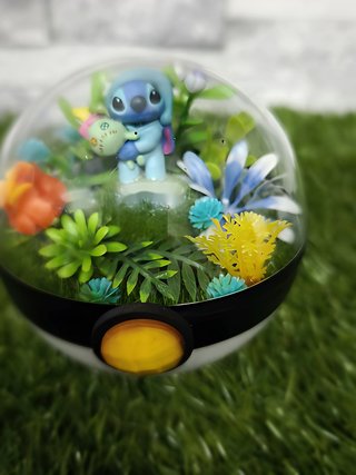 Pokeball terrario Stitch · diorama 8 cm