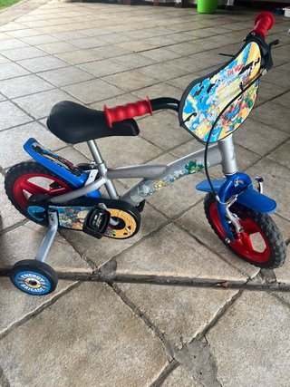Bicicleta infantil con ruedines