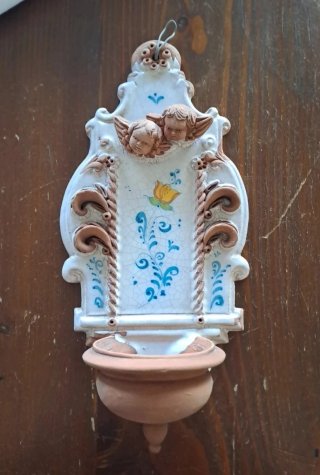 Raffinata Acquasantiera in ceramica siciliana.