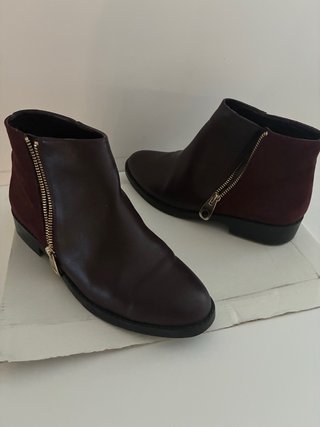 Botines granates con cremallera dorada