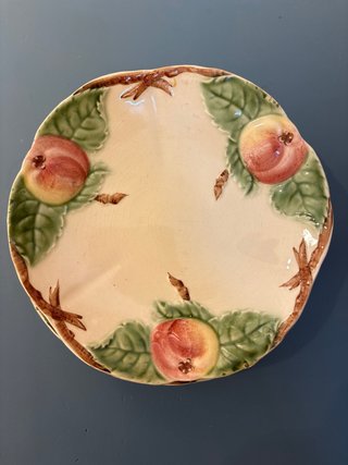 Set di quattro piatti antichi in ceramica