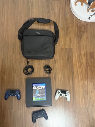 PlayStation 4 con 3 Mandos y Juego