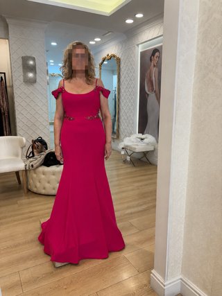 Vestido de fiesta fucsia con pedrería