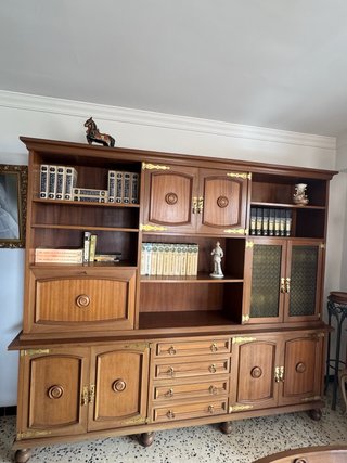 Mueble de madera estilo clásico