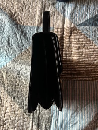 Bolso de mano negro con cierre dorado