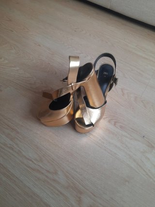 Zapatos de fiesta Zara dorados talla 37