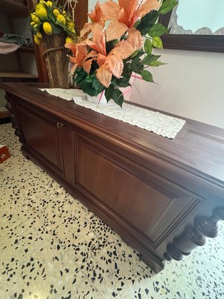 Mueble de madera marrón