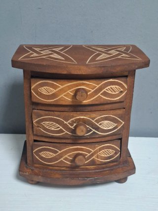 Joyero de Madera Tallada a Mano