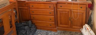 Conjunto de mesa y sillas de madera