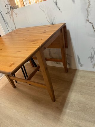 Conjunto de mesa y sillas de madera