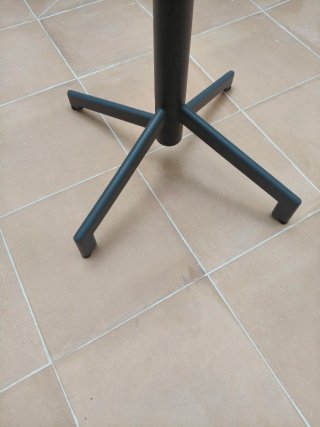 Tavolo pieghevole rotondo in metallo