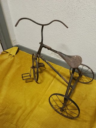 ANTIGUO TRICICLO DE HIERRO