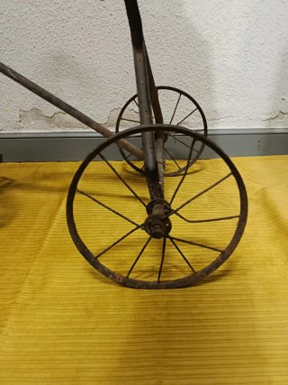 ANTIGUO TRICICLO DE HIERRO