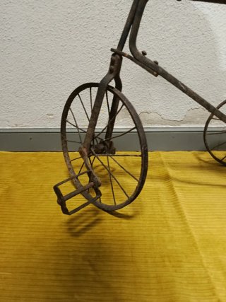 ANTIGUO TRICICLO DE HIERRO