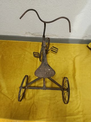 ANTIGUO TRICICLO DE HIERRO