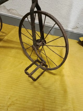 ANTIGUO TRICICLO DE HIERRO