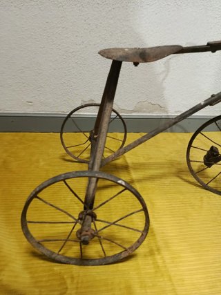 ANTIGUO TRICICLO DE HIERRO
