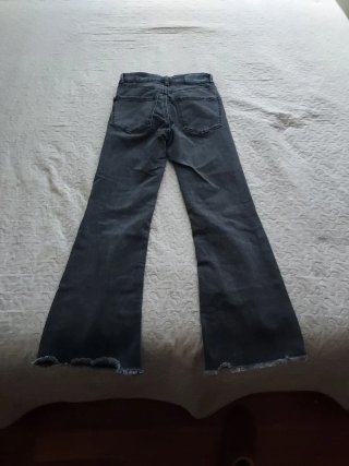 Pantalón campana Stradivarius gris T34