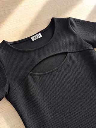 Vestido Kira Preto Curto Recorte Peito | Ta