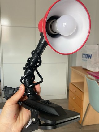 Lámpara de pinza roja y negra