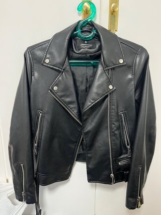 Chaqueta de cuero Stradivarius negra