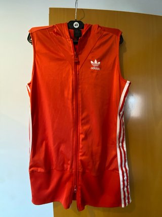Vestido Adidas con capucha rojo