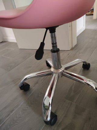 Silla rosa de oficina con base metálica
