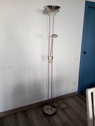 Lámpara de pie moderna metal plateado a LED