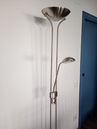Lámpara de pie moderna metal plateado a LED