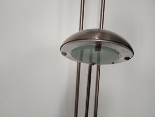 Lámpara de pie moderna metal plateado a LED