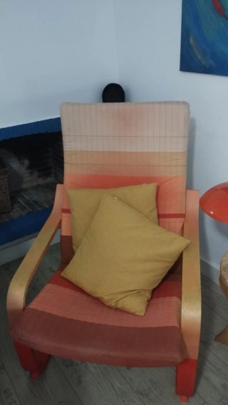 Sillón de tela y madera
