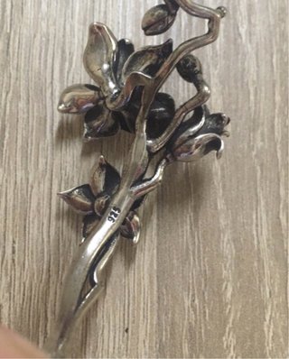 Pulsera de plata con diseño floral