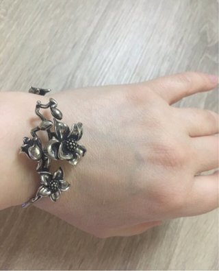 Pulsera de plata con diseño floral