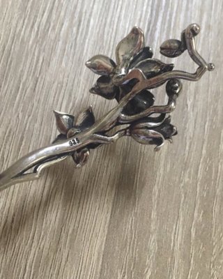 Pulsera de plata con diseño floral