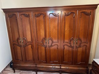 Armario clásico de madera marrón
