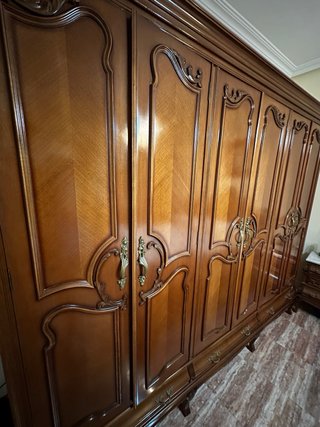 Armario clásico de madera marrón