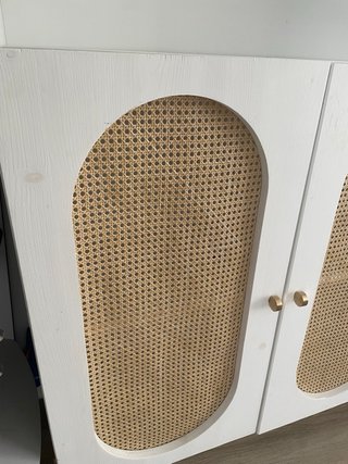 Muebles de almacenaje blanco con puertas de ratán