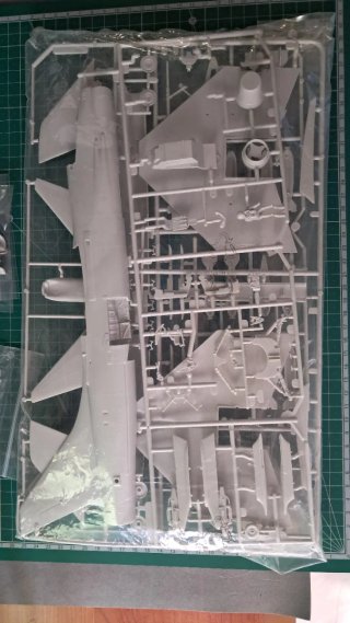 Maqueta Revell Vought F-8E Crusader 1/48