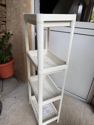 Estantería de plástico blanca