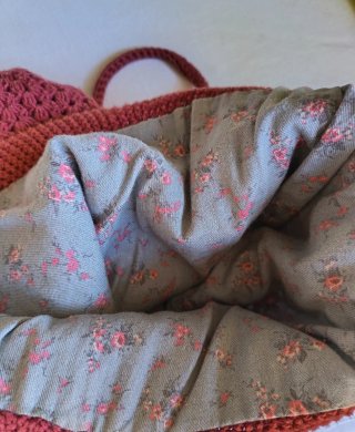 Bolso tejido crochet con forro interior.