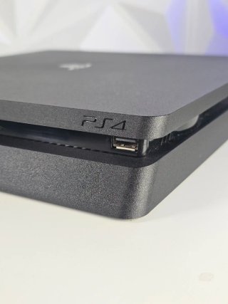 PS4 (PlayStation 4) Negra + Mando y Cables