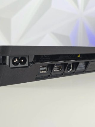 PS4 (PlayStation 4) Negra + Mando y Cables