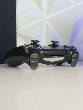 PS4 (PlayStation 4) Negra + Mando y Cables