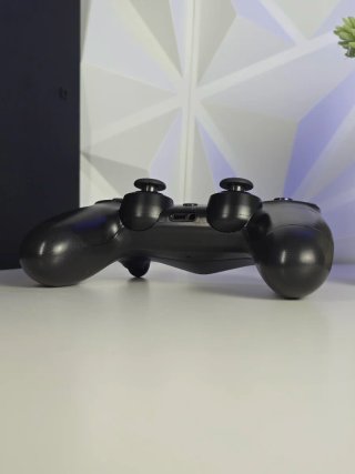 PS4 (PlayStation 4) Negra + Mando y Cables
