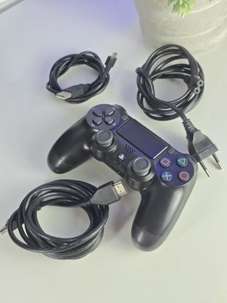 PS4 (PlayStation 4) Negra + Mando y Cables
