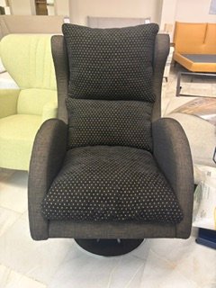 Sillón Gris con Cojines Estampados