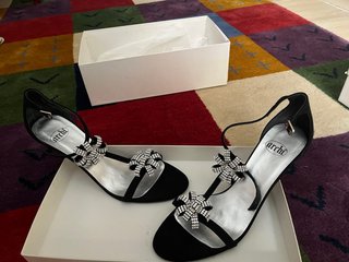 Zapatos de tacón Archi negros con pedrería